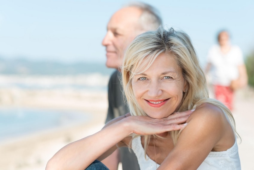 Couple senior à la plage